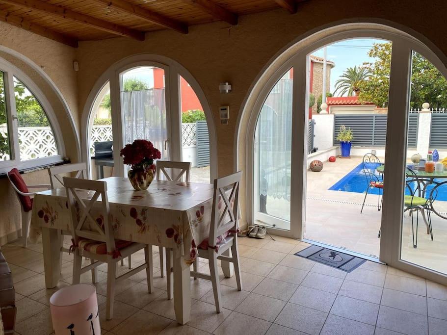 Jolie Maison Avec Sa Piscine Privee Wifi Empuriabrava Exteriér fotografie